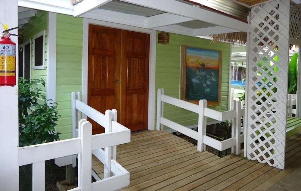 Las Palmas Beach Hotel Dixon Cove Exterior foto
