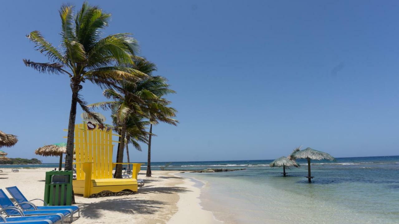 Las Palmas Beach Hotel Dixon Cove Exterior foto